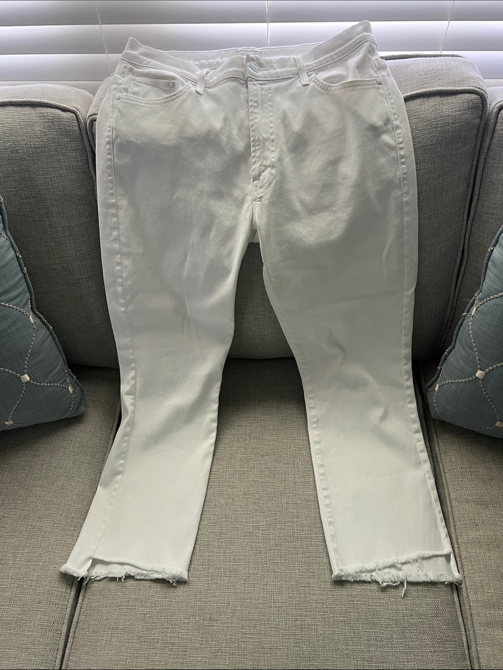 Mother Insider Crop Step Fray White jeans